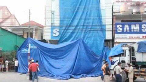 Xe ben lao vào ngân hàng